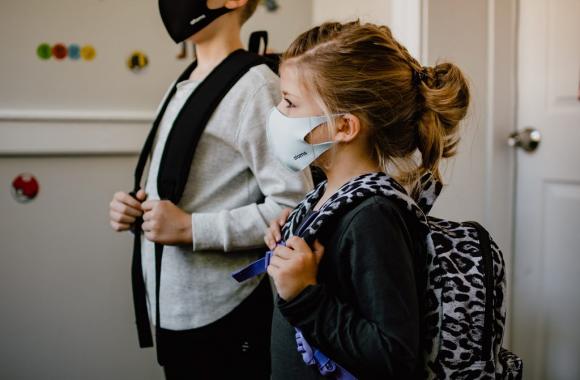 Ucenici sa maskama b.s