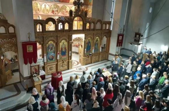 Saborni hram vjernici