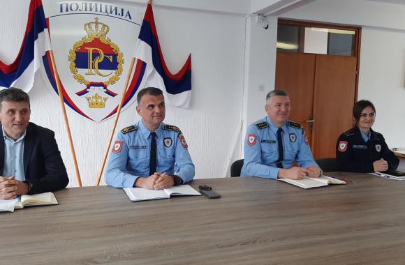 policija